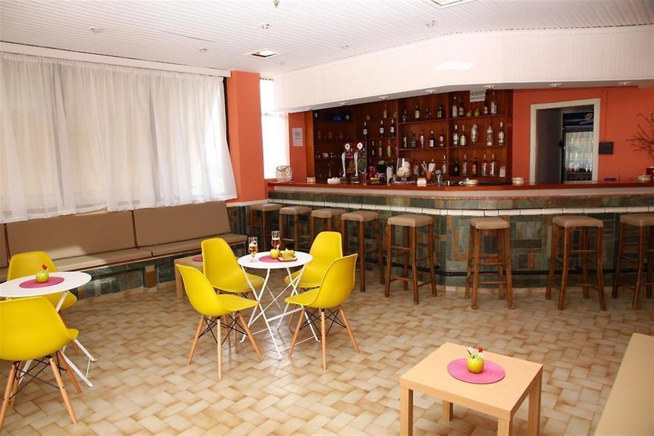 Triton Garden Hotel Малиа Экстерьер фото